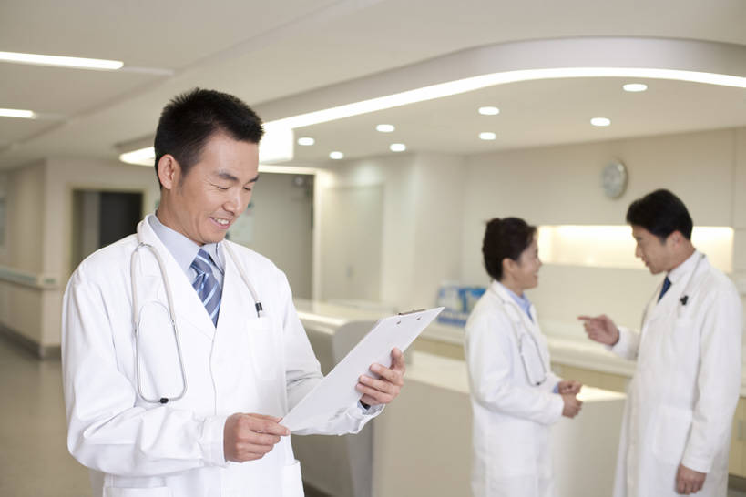 东方人,成年人,中年人,老年人,三个人,医生,医院,笑,微笑,露齿笑,横图,室内,正面,工作服,制服,讨论,快乐,满意,骄傲,成功,信心,技术,昆明,中国,亚洲,捆扎,检查,拿着,书桌,云南,听诊器,看,医护人员,医疗人员,职业,技巧,写字板,医疗,专心,领导,病房,运送,决心,文档,手艺,东亚,实验服,工作制服,接待员,活页夹,技能,技艺,把握,老年女性,男人,男性,女人,女性,中年男性,亚洲人,中国人,白领,大夫,半身,彩图,工作套服,欢乐,妙技,病历,病历卡,本领,掌控,bj175