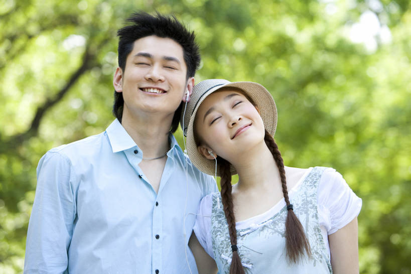 东方人,成年人,脸,头,脸颊,两个人,公园,笑,微笑,露齿笑,横图,室外,白天,正面,衬衫,爱情,旅游,度假,快乐,兴奋,友谊,幸福,纯洁,分享,美景,帽子,北京,中国,亚洲,连接,并排,景观,耳塞,浪漫,音乐,听,休闲装,娱乐,刺激,肩膀,树,自然,耳麦,遮阳帽,夏天,亲昵,向上看,享受,休闲,温暖,温馨,景色,恩爱,放松,可爱,亲密,童年,童趣,约会,恋人,摄影,生活方式,吊带裙,和睦,享乐,关爱,自然风光,童真,东亚,烂漫,无邪,陪同,陪伴,天真,男人,男性,年轻男性,年轻女性,女人,女性,亚洲人,中国人,年轻人,头部,脸部,脸蛋,面部,情侣,休闲活动,闭着眼睛,彩图,爱,欢乐,深情,伴侣,融洽,伴随,bj175
