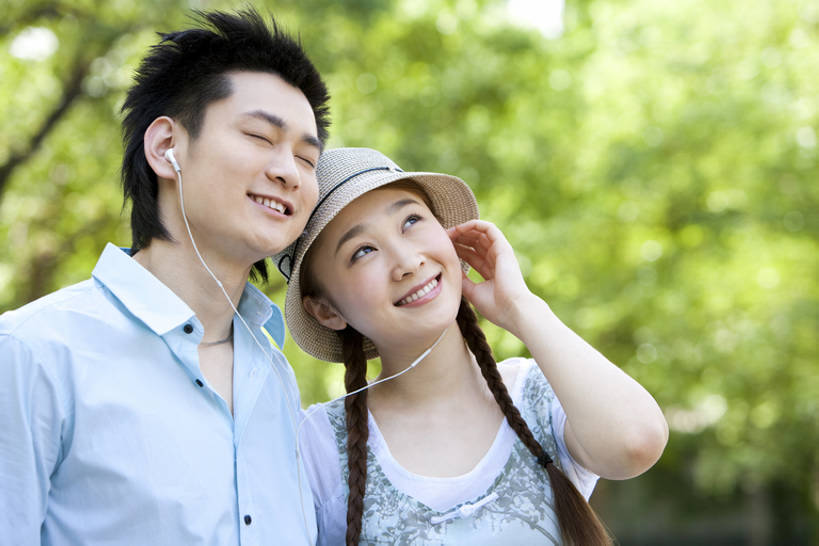东方人,成年人,脸,头,脸颊,两个人,公园,举,笑,微笑,露齿笑,横图,室外,白天,留白,正面,衬衫,爱情,旅游,度假,快乐,兴奋,友谊,幸福,纯洁,分享,美景,帽子,北京,中国,亚洲,连接,并排,景观,耳塞,浪漫,音乐,听,休闲装,娱乐,刺激,肩膀,树,自然,耳麦,遮阳帽,夏天,亲昵,托,向上看,享受,休闲,温暖,温馨,景色,恩爱,放松,可爱,亲密,童年,童趣,约会,恋人,摄影,生活方式,吊带裙,和睦,享乐,关爱,自然风光,童真,东亚,烂漫,无邪,陪同,陪伴,天真,男人,男性,年轻男性,年轻女性,女人,女性,亚洲人,中国人,年轻人,头部,脸部,脸蛋,面部,情侣,休闲活动,闭着眼睛,举起,举手,举着,向上举,向上伸,向上托,彩图,爱,欢乐,深情,伴侣,融洽,伴随,bj175
