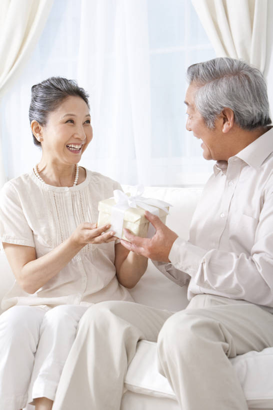 东方人,中年人,老年人,头发,两个人,客厅,笑,微笑,露齿笑,竖图,室内,白天,正面,衬衫,生日,快乐,满意,幸福,窗帘,家具,沙发,礼物,北京,日光,中国,亚洲,连接,握,服装,包装,包装纸,浪漫,联系,休闲装,刺激,衣服,白色,面对面,亲密,握着,摄影,服饰,生活方式,起居室,舒适,享乐,衣着,穿着,关爱,运送,生日礼物,东亚,陪同,衣饰,陪伴,无忧无虑,老年男性,老年女性,男人,男性,女人,女性,亚洲人,中国人,情侣,坐着,彩图,爱,欢乐,给予,伴随,bj175