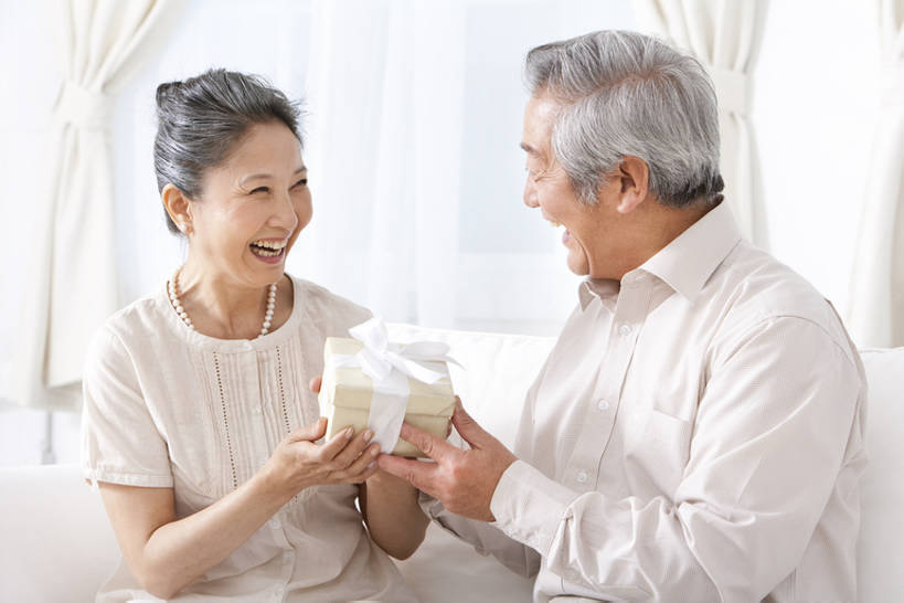 东方人,中年人,老年人,头发,两个人,客厅,笑,微笑,露齿笑,横图,室内,白天,正面,衬衫,生日,快乐,满意,幸福,窗帘,家具,沙发,礼物,北京,日光,中国,亚洲,连接,握,服装,包装,包装纸,浪漫,联系,休闲装,刺激,衣服,白色,面对面,亲密,握着,摄影,服饰,生活方式,起居室,舒适,享乐,衣着,穿着,关爱,运送,生日礼物,东亚,陪同,衣饰,陪伴,无忧无虑,老年男性,老年女性,男人,男性,女人,女性,亚洲人,中国人,情侣,坐着,半身,彩图,爱,欢乐,给予,伴随,bj175