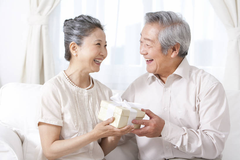 东方人,中年人,老年人,头发,两个人,客厅,笑,微笑,露齿笑,横图,室内,白天,正面,衬衫,生日,快乐,满意,幸福,窗帘,家具,沙发,礼物,北京,日光,中国,亚洲,连接,握,服装,包装,包装纸,浪漫,联系,休闲装,刺激,衣服,白色,面对面,亲密,握着,摄影,服饰,生活方式,起居室,舒适,享乐,衣着,穿着,关爱,运送,生日礼物,东亚,陪同,衣饰,陪伴,无忧无虑,老年男性,老年女性,男人,男性,女人,女性,亚洲人,中国人,情侣,坐着,半身,彩图,爱,欢乐,给予,伴随,bj175