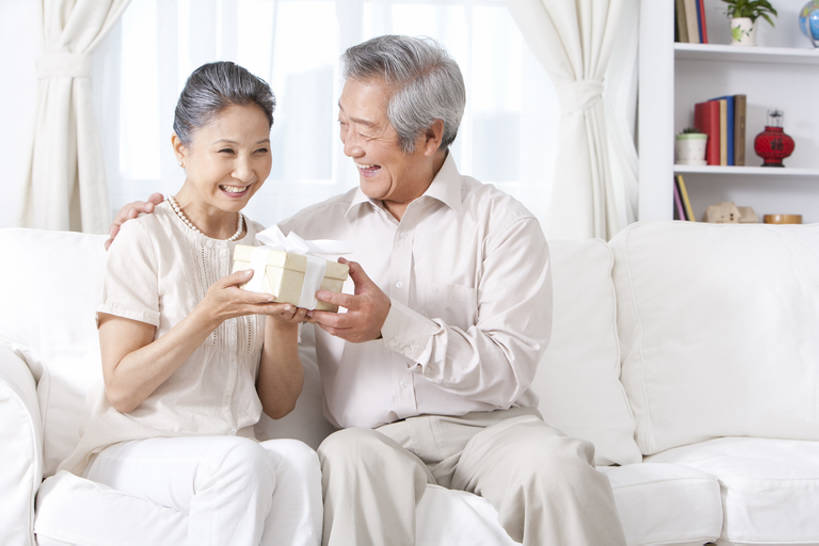 东方人,中年人,老年人,头发,两个人,客厅,笑,微笑,露齿笑,横图,室内,白天,正面,衬衫,生日,快乐,满意,幸福,窗帘,家具,沙发,书架,礼物,北京,日光,中国,亚洲,连接,握,服装,包装,包装纸,浪漫,联系,休闲装,刺激,衣服,白色,亲密,搭,握着,摄影,服饰,生活方式,起居室,舒适,享乐,衣着,穿着,搭着,关爱,运送,生日礼物,东亚,陪同,衣饰,陪伴,无忧无虑,老年男性,老年女性,男人,男性,女人,女性,亚洲人,中国人,情侣,书,坐着,彩图,爱,欢乐,给予,伴随,bj175