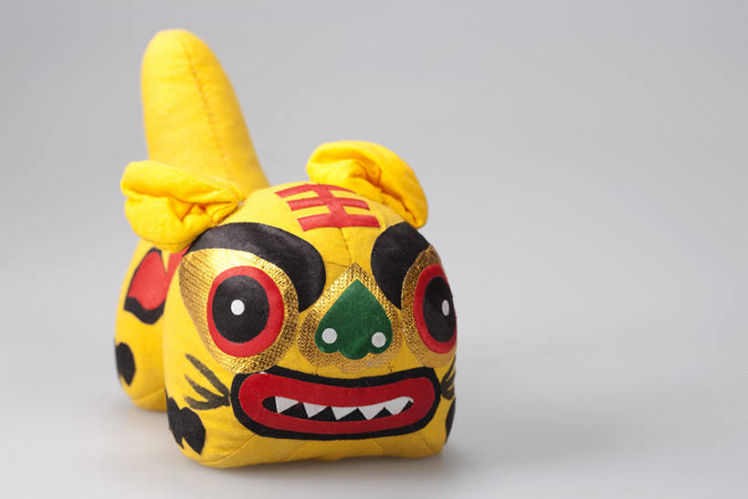 横图,彩色,特写,纯洁,运气,虎,静物,玩具,纺织品,北京,中国,亚洲,灰色背景,古典,传统,一个,可爱,童年,童趣,摄影,毛绒玩具,单个,五颜六色,色彩斑斓,中国文化,五彩缤纷,古典风格,童真,东亚,烂漫,无邪,五彩斑斓,古代文明,五光十色,天真,彩图,影棚拍摄,传统文化,bj175