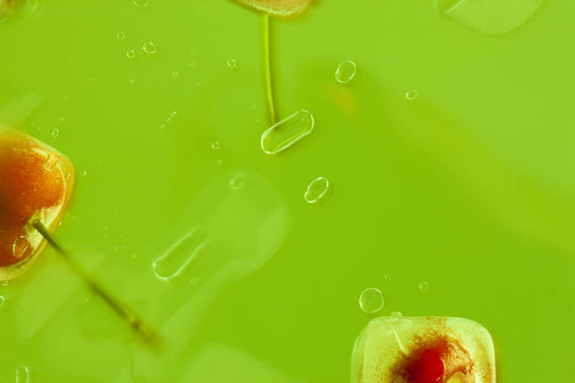 无人,横图,室内,留白,正面,烹饪,樱桃,静物,水果,湿,黄色背景,液体,结冰,水滴,冰块,料理,食品,茎,菜肴,美食,饮食,食物,两个,红色,绿色,寒冷,摄影,佳肴,简单,清新,健康食物,纯净,大樱桃,彩图,全身,影棚拍摄,bj175