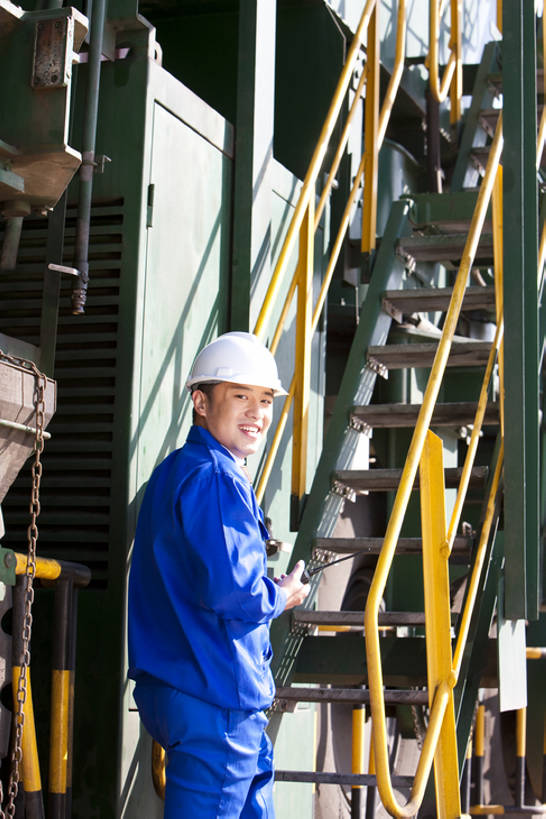 东方人,脸,头,脸颊,一个人,商务人士,商务男性,码头,站,打电话,微笑,竖图,室外,白天,正面,衬衫,商务,快乐,通讯,楼梯,港口,电话,中国,亚洲,出口,套装,金属,通讯设备,现代,肩膀,台阶,安全帽,话筒,电话线,工业,运输,摄影,固定电话,效率,货运,商务装,工薪阶层,东亚,物流,天津市,交流,亚洲人,中国人,年轻人,头部,脸部,脸蛋,面部,白领,上班族,电话机,沟通,通话,彩图,衬衣,摆渡口,埠头,渡口,渡头,港湾,海港,货运码头,口岸,商港,海上运输,bj175