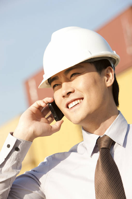 东方人,脸,头,脸颊,一个人,商务人士,商务男性,码头,站,打电话,微笑,竖图,室外,白天,衬衫,制服,商务,快乐,港口,手机,中国,亚洲,出口,套装,集装箱,货柜,现代,肩膀,安全帽,容器,箱子,工业,运输,摄影,效率,货运,商务装,工薪阶层,东亚,物流,天津市,男人,亚洲人,中国人,年轻人,头部,脸部,脸蛋,面部,白领,上班族,彩图,衬衣,摆渡口,埠头,渡口,渡头,港湾,海港,货运码头,口岸,商港,海上运输,bj175