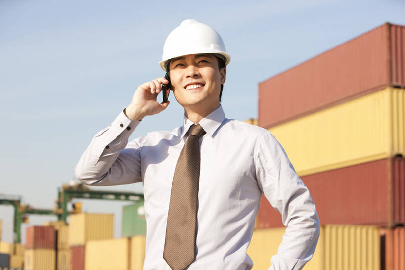 东方人,脸,头,脸颊,一个人,商务人士,商务男性,码头,站,打电话,微笑,横图,室外,白天,衬衫,制服,商务,快乐,港口,手机,中国,亚洲,出口,套装,集装箱,货柜,现代,肩膀,安全帽,容器,箱子,工业,运输,摄影,效率,货运,商务装,工薪阶层,东亚,物流,天津市,男人,亚洲人,中国人,年轻人,头部,脸部,脸蛋,面部,白领,上班族,彩图,衬衣,摆渡口,埠头,渡口,渡头,港湾,海港,货运码头,口岸,商港,海上运输,bj175