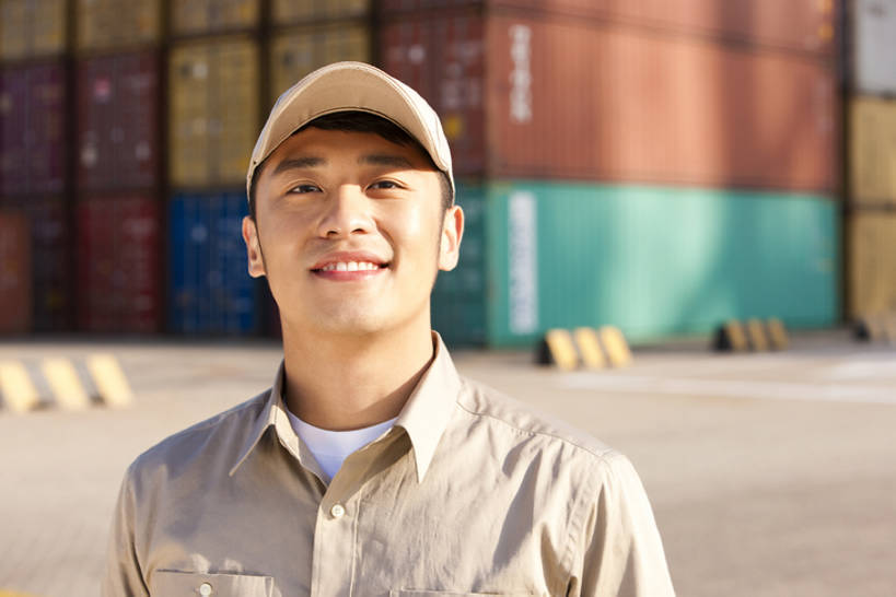 东方人,中年人,脸,头,脸颊,一个人,码头,站,微笑,横图,室外,白天,正面,制服,商务,港口,中国,亚洲,出口,工作,集装箱,货柜,现代,肩膀,工人,容器,箱子,职业,思考,工业,运输,摄影,效率,货运,东亚,物流,天津市,男人,亚洲人,中国人,头部,脸部,脸蛋,面部,员工,彩图,摆渡口,埠头,渡口,渡头,港湾,海港,货运码头,口岸,商港,匠人,劳动者,体力工,工人阶级,海上运输,bj175