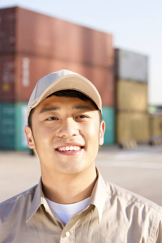 东方人,中年人,脸,头,脸颊,一个人,码头,站,微笑,竖图,室外,白天,正面,制服,商务,港口,中国,亚洲,出口,工作,集装箱,货柜,现代,肩膀,工人,容器,箱子,职业,思考,工业,运输,摄影,效率,货运,东亚,物流,天津市,男人,亚洲人,中国人,头部,脸部,脸蛋,面部,员工,彩图,摆渡口,埠头,渡口,渡头,港湾,海港,货运码头,口岸,商港,匠人,劳动者,体力工,工人阶级,海上运输,bj175