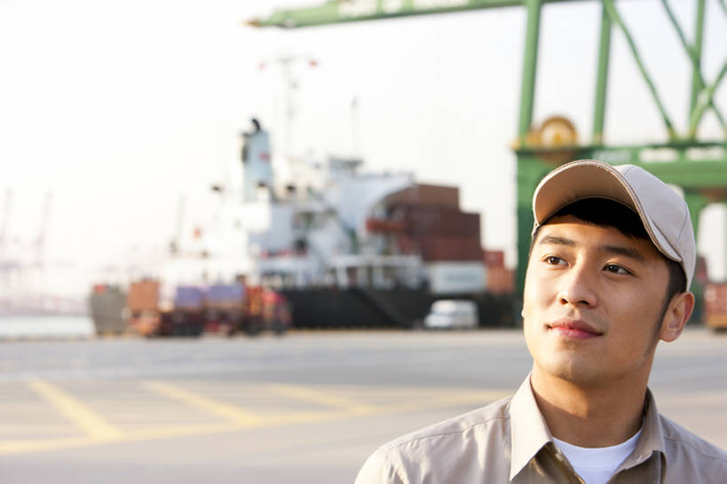 东方人,中年人,脸,头,脸颊,一个人,码头,横图,室外,白天,制服,商务,港口,中国,亚洲,出口,工作,集装箱,货柜,现代,肩膀,工人,容器,箱子,职业,思考,工业,运输,摄影,效率,货运,货船,东亚,物流,天津市,男人,亚洲人,中国人,头部,脸部,脸蛋,面部,员工,彩图,摆渡口,埠头,渡口,渡头,港湾,海港,货运码头,口岸,商港,匠人,劳动者,体力工,工人阶级,海上运输,bj175