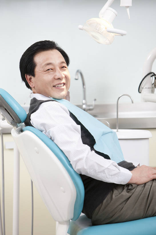 东方人,成年人,老年人,一个人,病人,医院,坐,躺,笑,微笑,露齿笑,竖图,室内,白天,侧面,快乐,幸福,机器,椅子,北京,中国,亚洲,检查,医学,注视,休闲装,干净,设备,现代,观察,看,健康,摄影,观看,体检,察看,医疗,医疗设备,牙科设备,享乐,关注,医疗器械,医疗工具,拜访,东亚,口腔卫生,医疗机构,检测工具,卧着,信任,老年男性,男人,男性,亚洲人,中国人,躺着,卧,彩图,病院,诊所,牙科椅,牙科治疗椅,牙椅,门诊部,口腔医学,体格检查,bj175