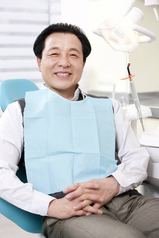 东方人,成年人,老年人,一个人,病人,医院,坐,躺,握手,笑,微笑,露齿笑,竖图,室内,白天,正面,快乐,幸福,机器,椅子,北京,中国,亚洲,检查,医学,注视,休闲装,干净,设备,现代,观察,看,健康,摄影,观看,体检,察看,医疗,医疗设备,牙科设备,享乐,关注,医疗器械,医疗工具,拜访,东亚,口腔卫生,医疗机构,检测工具,卧着,信任,老年男性,男人,男性,亚洲人,中国人,搀手,拉手,手拉手,手握手,躺着,卧,彩图,病院,诊所,牙科椅,牙科治疗椅,牙椅,门诊部,口腔医学,体格检查,bj175