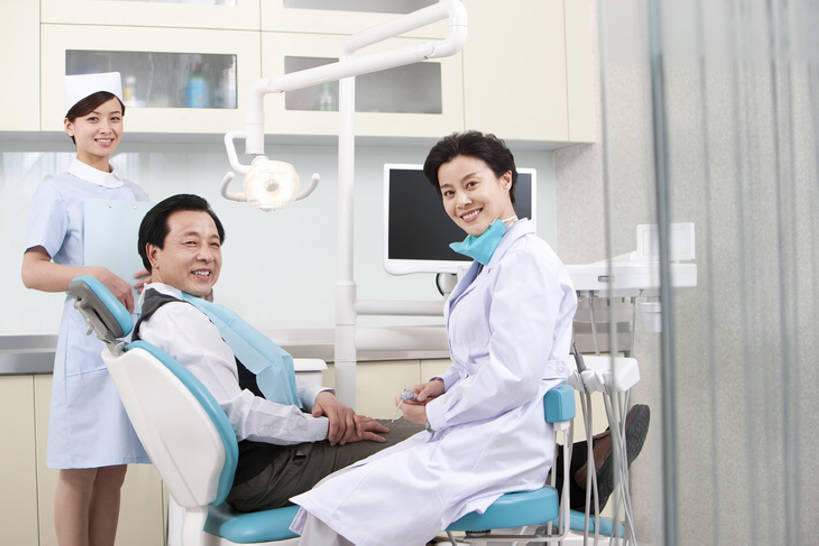 东方人,成年人,中年人,老年人,三个人,医生,病人,牙科医生,医院,坐,躺,笑,微笑,露齿笑,横图,室内,白天,侧面,快乐,幸福,合作,团队,信心,机器,技术,椅子,北京,中国,亚洲,检查,医学,注视,休闲装,干净,设备,现代,观察,看,医护人员,医疗人员,职业,健康,服务,摄影,观看,技巧,体检,察看,医疗,医疗设备,卫生,牙科设备,享乐,关注,手艺,医疗器械,医疗工具,拜访,东亚,实验服,口腔卫生,医疗机构,责任,技能,技艺,检测工具,卧着,信任,老年男性,老年女性,男人,男性,年轻女性,女人,女性,亚洲人,中国人,年轻人,大夫,牙医,躺着,卧,彩图,病院,诊所,牙科椅,牙科治疗椅,牙椅,妙技,本领,门诊部,口腔医学,体格检查,bj175