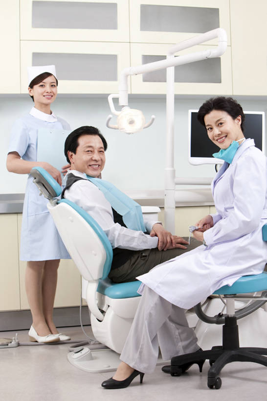 东方人,成年人,中年人,老年人,三个人,医生,病人,牙科医生,医院,坐,躺,笑,微笑,露齿笑,竖图,室内,白天,侧面,快乐,幸福,合作,团队,信心,机器,技术,椅子,北京,中国,亚洲,检查,医学,注视,休闲装,干净,设备,现代,观察,看,医护人员,医疗人员,职业,健康,服务,摄影,观看,技巧,体检,察看,医疗,医疗设备,卫生,牙科设备,享乐,关注,手艺,医疗器械,医疗工具,拜访,东亚,实验服,口腔卫生,医疗机构,责任,技能,技艺,检测工具,卧着,信任,老年男性,老年女性,男人,男性,年轻女性,女人,女性,亚洲人,中国人,年轻人,大夫,牙医,躺着,卧,彩图,全身,病院,诊所,牙科椅,牙科治疗椅,牙椅,妙技,本领,门诊部,口腔医学,体格检查,bj175