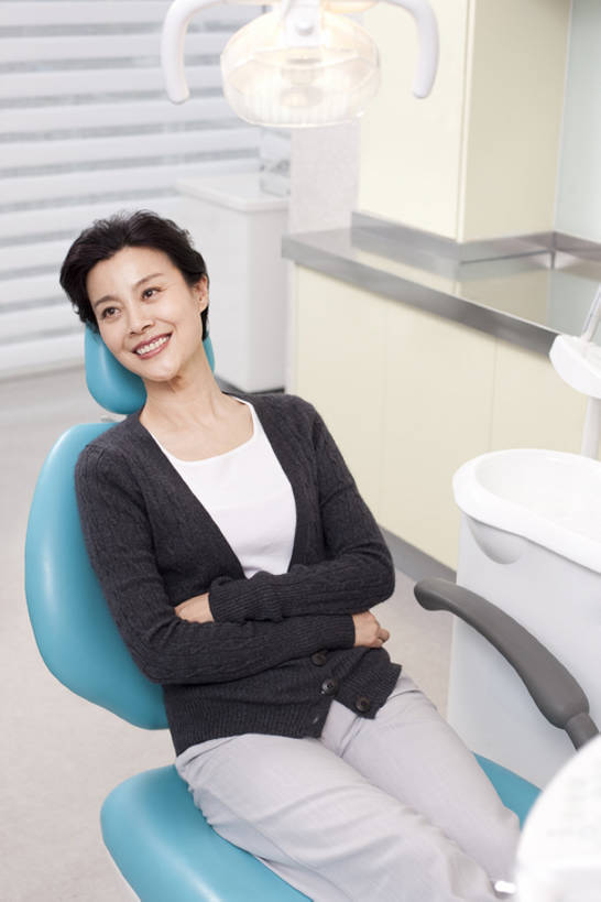 东方人,成年人,中年人,老年人,一个人,病人,医院,坐,躺,笑,双手交叉,微笑,露齿笑,竖图,室内,白天,正面,快乐,幸福,机器,椅子,北京,中国,亚洲,仅一个女性,医学,休闲装,干净,设备,现代,健康,想,摄影,医疗,医疗设备,牙科设备,双手抱胸,享乐,医疗器械,等,医疗工具,拜访,东亚,医疗机构,检测工具,卧着,信任,老年女性,女人,女性,亚洲人,中国人,躺着,卧,彩图,病院,诊所,牙科椅,牙科治疗椅,牙椅,门诊部,口腔医学,bj175