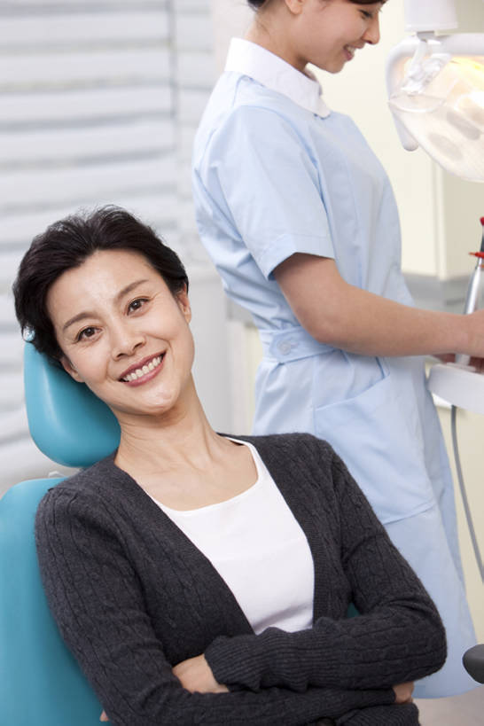 东方人,成年人,中年人,老年人,两个人,病人,牙科医生,医院,坐,躺,笑,双手交叉,微笑,露齿笑,竖图,室内,白天,正面,快乐,幸福,机器,椅子,北京,中国,亚洲,仅一个女性,医学,注视,休闲装,干净,设备,现代,观察,看,健康,摄影,观看,察看,医疗,医疗设备,牙科设备,双手抱胸,享乐,关注,肖像,医疗器械,医疗工具,拜访,东亚,医疗机构,检测工具,卧着,信任,老年女性,年轻女性,女人,女性,亚洲人,中国人,年轻人,牙医,躺着,卧,半身,彩图,病院,诊所,牙科椅,牙科治疗椅,牙椅,门诊部,口腔医学,bj175