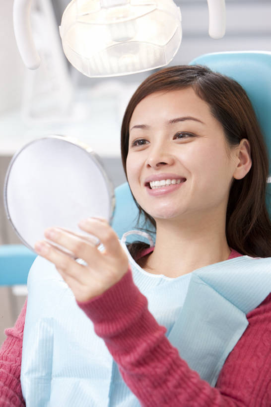 东方人,成年人,一个人,病人,医院,坐,躺,笑,微笑,露齿笑,竖图,室内,白天,正面,快乐,满意,幸福,信心,机器,镜子,北京,中国,亚洲,检查,反射,医学,干净,设备,现代,健康,摄影,医疗,医疗设备,卫生,牙科设备,享乐,医疗器械,医疗工具,拜访,东亚,口腔卫生,医疗机构,手镜,检测工具,卧着,信任,年轻女性,女人,女性,亚洲人,中国人,年轻人,躺着,卧,半身,彩图,病院,诊所,牙科椅,牙科治疗椅,牙椅,门诊部,口腔医学,bj175