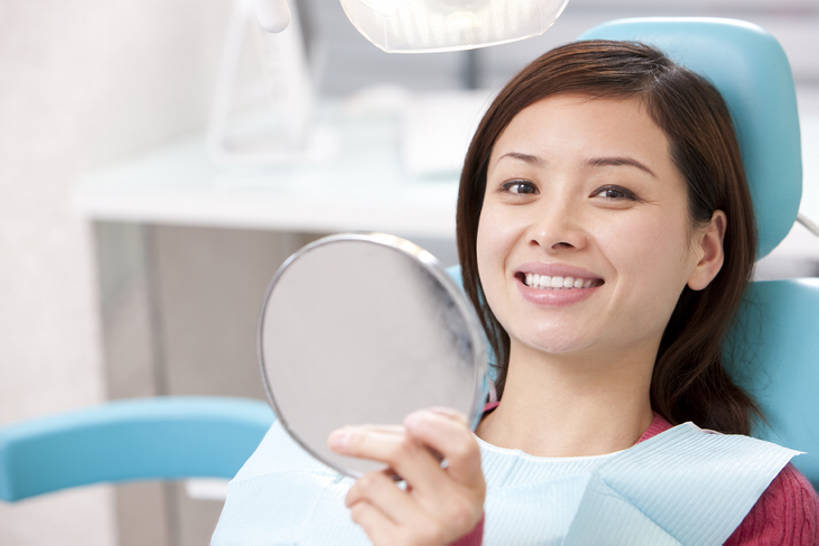 东方人,成年人,一个人,病人,医院,坐,躺,笑,微笑,露齿笑,横图,室内,白天,正面,快乐,满意,幸福,信心,机器,镜子,北京,中国,亚洲,检查,反射,医学,注视,干净,设备,现代,观察,看,健康,摄影,观看,察看,医疗,医疗设备,卫生,牙科设备,享乐,关注,肖像,医疗器械,医疗工具,拜访,东亚,口腔卫生,医疗机构,手镜,检测工具,卧着,信任,年轻女性,女人,女性,亚洲人,中国人,年轻人,躺着,卧,半身,彩图,病院,诊所,牙科椅,牙科治疗椅,牙椅,门诊部,口腔医学,bj175