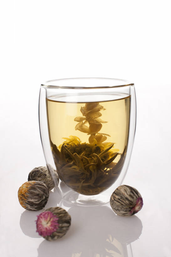 无人,竖图,白色背景,烹饪,下午茶,幸福,茶,静物,干燥,透明,圆形,茶叶,料理,食品,饮品,杯,娱乐,菜肴,美食,饮食,食物,花茶,享受,休闲,球体,温馨,放松,乐趣,保健,养生,摄影,佳肴,影棚,花草茶,舒适,中国文化,摄影棚,热饮,东亚文化,茉莉花茶,茉莉香片,香花茶,香片,熏花茶,替代疗法,玻璃杯,茶杯,彩图,影棚拍摄,拍摄,传统文化,bj175