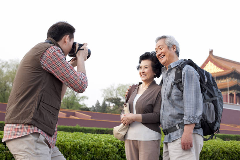 成年人,中年人,老年人,三个人,家庭,丈夫,妻子,父母,母亲,父亲,儿子,天安门,横图,室外,白天,留白,旅游,度假,快乐,幸福,名胜古迹,标志建筑,城市,地标,建筑,相机,北京,天安门广场,中国,亚洲,行人,游客,游人,遗迹,并排,首都,休闲装,古迹,历史,文物,娱乐,建设,古建筑,路人,旅客,蓝天,天空,背包,数码相机,春天,享受,休闲,温暖,温馨,一家人,旅游胜地,放松,乐趣,亲密,摄影,生活方式,单反相机,和睦,享乐,中国文化,录像,古文明,东亚,陪同,古代文明,陪伴,过客,男人,男性,女人,女性,中年男性,亚洲人,中国人,情侣,休闲活动,彩图,旅行,欢乐,照相,融洽,传统文化,人老心不老,伴随,bj175