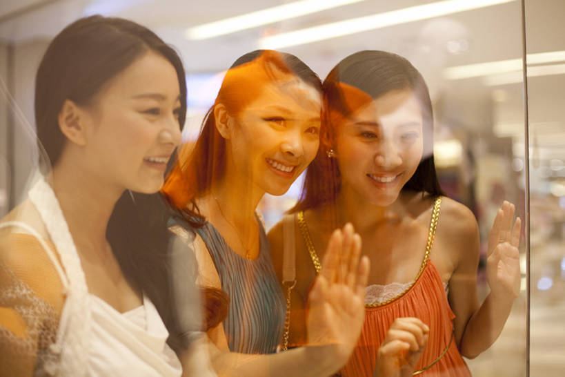 东方人,成年人,一个人,三个人,商店,笑,微笑,露齿笑,横图,室内,购物,时尚,快乐,友谊,幸福,消费,窗户,落地窗,城市,橱窗,北京,中国,亚洲,仅一个年轻女性,仅一个女性,仅一个人,并排,现代,顾客,玻璃窗,休闲,放松,乐趣,金融,摄影,生活方式,活动,高雅,享乐,迷人,选购,贸易,东亚,陪同,玻璃橱窗,血拼,陪伴,无忧无虑,年轻女性,女人,女性,亚洲人,中国人,年轻人,长发,休闲活动,半身,彩图,欢乐,闺密,挨着,伴随,bj175