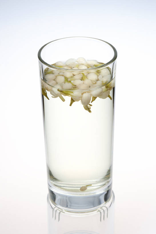 无人,竖图,特写,留白,白色背景,下午茶,幸福,茶,静物,玻璃,中国,亚洲,透明,材料,茶叶,食品,饮品,杯,娱乐,传统,饮食,茉莉,食物,饮料,一个,容器,花茶,享受,休闲,健康,温馨,放松,乐趣,保健,养生,摄影,有机食品,生活方式,中国茶,单个,花草茶,舒适,简单,可口,清新,中国文化,东亚,热饮,东亚文化,健康食物,纯净,茉莉花茶,茉莉香片,香花茶,香片,熏花茶,适口,玻璃杯,彩图,影棚拍摄,传统文化,bj175
