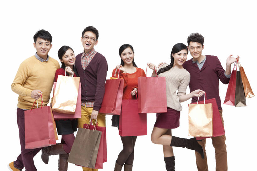 东方人,成年人,笑,微笑,露齿笑,横图,留白,白色背景,正面,毛衣,购物,时尚,游戏,快乐,满意,兴奋,友谊,幸福,信心,消费,袋子,礼物,北京,中国,春节,亚洲,节日,包装袋,纸袋,购物袋,许多人,玩,拿着,注视,休闲装,娱乐,刺激,观察,看,一群人,休闲,金融,摄影,礼品,影棚,观看,活动,察看,享乐,愉悦,发泄,关注,消遣,智力,摄影棚,礼品袋,激励,选购,贸易,东亚,宣泄,血拼,男人,男性,年轻男性,年轻女性,女人,女性,亚洲人,中国人,年轻人,玩耍,嬉戏,彩图,影棚拍摄,欢乐,拍摄,法定假日,挨着,传统节日,bj175