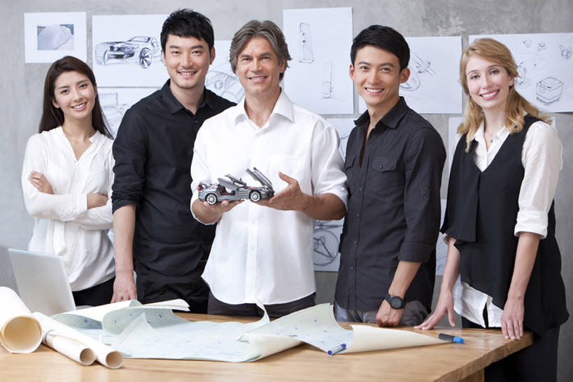 东方人,西方人,成年人,中年人,老年人,商务人士,设计师,工程师,商务男性,商务女性,办公室,会议室,笑,微笑,露齿笑,横图,室内,正面,衬衫,商务,快乐,幸福,团队,集体,计划,技术,汽车,北京,欧洲,中国,欧洲人,亚洲,五个人,套装,工作,跑车,利益,拿着,注视,休闲装,模型,观察,看,职业,团体,创意,摄影,奋斗,生活方式,观看,技巧,愿望,察看,组织,创造力,专心,准确,经理,企业,公司,工作室,关注,努力,手艺,商务装,草图,蓝图,想象,工薪阶层,创新,东亚,计划书,策略,新意,集体照,理想,技能,技艺,筹划,打算,团结,玩具车,老年男性,男人,男性,年轻男性,年轻女性,女人,女性,中年男性,白种人,亚洲人,中国人,年轻人,白领,上班族,设计,半身,彩图,衬衣,欢乐,妙技,办公室职员,本领,首席执行官,白色人种,挨着,产品设计,汽车设计师,bj175