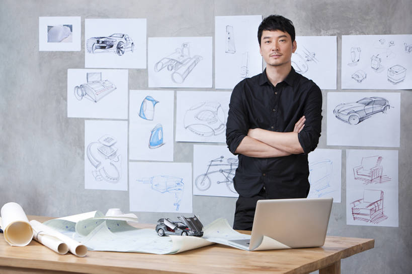 东方人,成年人,中年人,一个人,商务人士,设计师,商务男性,办公室,会议室,双手交叉,微笑,横图,室内,正面,衬衫,快乐,幸福,集体,信心,笔记本电脑,技术,北京,中国,亚洲,仅一个男性,仅一个人,仅一个中年男性,套装,利益,注视,休闲装,书桌,模型,观察,看,职业,团体,创意,摄影,奋斗,生活方式,观看,技巧,愿望,察看,组织,创造力,双手抱胸,高雅,酷,享乐,经理,企业,公司,工作室,关注,努力,手艺,商务装,草图,蓝图,工薪阶层,创新,东亚,新意,理想,技能,技艺,玩具车,男人,男性,中年男性,亚洲人,中国人,白领,上班族,设计,彩图,衬衣,欢乐,妙技,办公室职员,本领,首席执行官,产品设计,汽车设计师,bj175