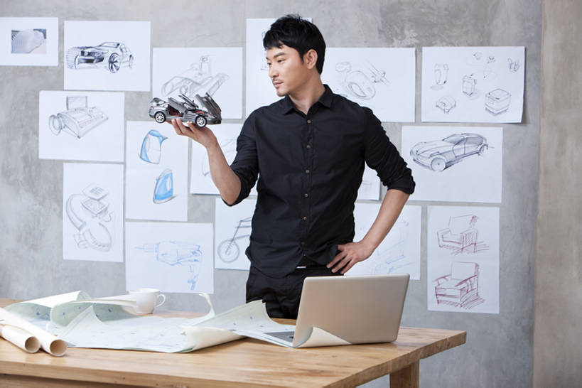 东方人,成年人,中年人,一个人,商务人士,设计师,商务男性,办公室,会议室,横图,室内,正面,衬衫,快乐,集体,信心,计划,笔记本电脑,技术,北京,中国,亚洲,仅一个男性,仅一个人,仅一个中年男性,套装,利益,拿着,休闲装,书桌,模型,叉腰,看,职业,团体,创意,摄影,奋斗,生活方式,技巧,愿望,组织,创造力,高雅,酷,享乐,经理,企业,公司,工作室,努力,手艺,商务装,草图,蓝图,工薪阶层,创新,东亚,新意,理想,技能,技艺,筹划,打算,认真,玩具车,男人,男性,中年男性,亚洲人,中国人,白领,上班族,设计,彩图,衬衣,妙技,办公室职员,本领,首席执行官,产品设计,汽车设计师,bj175