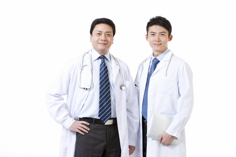 东方人,成年人,中年人,老年人,两个人,医生,笑,微笑,露齿笑,横图,留白,白色背景,正面,工作服,制服,快乐,幸福,合作,团队,信心,电脑,笔记本电脑,技术,北京,中国,亚洲,并排,网络,拿着,注视,通讯设备,听诊器,医疗用品,叉腰,观察,看,医护人员,医疗人员,职业,服务,摄影,影棚,观看,技巧,支撑,察看,医疗,无线,关注,摄影棚,努力,肖像,手艺,医疗器械,通信设备,无线网络,医疗工具,合伙,无线上网,便携式电脑,平板电脑,东亚,实验服,工作制服,无线电技术,技能,技艺,团结,手提电脑,老年男性,男人,男性,年轻男性,亚洲人,中国人,年轻人,大夫,彩图,影棚拍摄,工作套服,欢乐,拍摄,妙技,本领,bj175