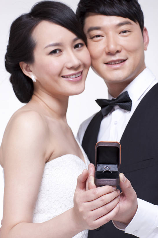 东方人,成年人,中年人,两个人,夫妻,丈夫,妻子,笑,微笑,露齿笑,竖图,留白,白色背景,正面,晚礼服,爱情,快乐,幸福,成功,珠宝,北京,中国,亚洲,连接,套装,服装,正装,并排,领结,浪漫,拿着,注视,休闲装,首饰盒,现代,盒子,衣服,戒指,观察,看,亲昵,休闲,休闲服,恩爱,搭,财富,恋人,摄影,服饰,影棚,生活方式,观看,马甲,礼节,协调,察看,高雅,享乐,贵族,成就,搭着,关注,发髻,摄影棚,华贵,肖像,出示,钻石戒指,婚姻,东亚,陪同,陪伴,异性恋,男人,男性,年轻女性,女人,女性,中年男性,亚洲人,中国人,年轻人,夫妇,情侣,半身,彩图,影棚拍摄,晚宴服,舞会服,洋服,洋装,夜礼服,爱,欢乐,拍摄,伴侣,魅力,订婚,上层阶级,订婚戒指,挨着,伴随,bj175