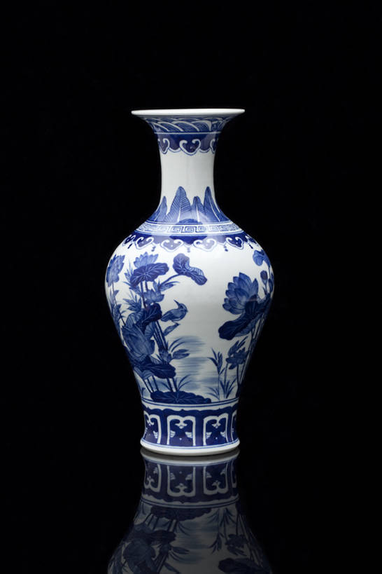 无人,竖图,特写,静物,花瓶,中国,亚洲,黑色背景,花纹,形状,艺术,装饰,反射,材料,瓷器,陶瓷制品,艺术品,古典,历史,传统,古代,一个,容器,国宝,摄影,单个,古董,青花瓷,光滑,珍贵,高雅,风格,中国文化,手艺,古典风格,东亚,远古,收集,细腻,平滑,荷花,设计,彩图,影棚拍摄,传统文化,中国画,bj175