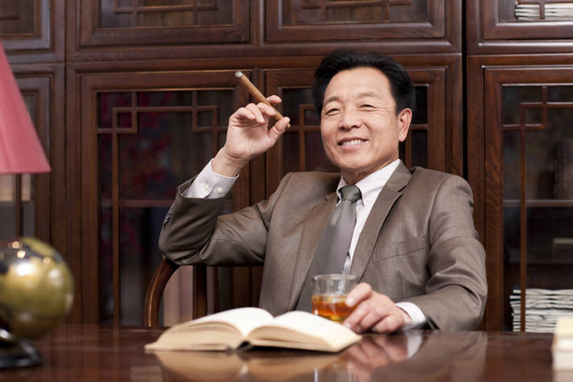威士忌,黄酒,东方人,成年人,老年人,一个人,商务人士,商务男性,办公室,坐,笑,吸烟,微笑,露齿笑,横图,室内,正面,衬衫,商务,快乐,幸福,智慧,骄傲,复古,成功,信心,书房,书架,桌子,椅子,北京,中国,亚洲,仅一个男性,仅一个人,套装,正装,木制,眼镜,冰块,领带,白兰地,伏特加,酒类,古典,拿着,注视,架子,酒,饮料,观察,看,仅一个老年男性,职业,休闲,雪茄,放松,财富,摄影,生活方式,观看,察看,珍贵,领导,高雅,享乐,风格,贵族,经理,成就,关注,中国文化,华贵,商务装,古典风格,工薪阶层,东亚,判断,把握,老年男性,男人,男性,亚洲人,中国人,白领,上班族,书,烟草,休闲活动,半身,彩图,衬衣,尝,首席执行官,上层阶级,掌控,bj175