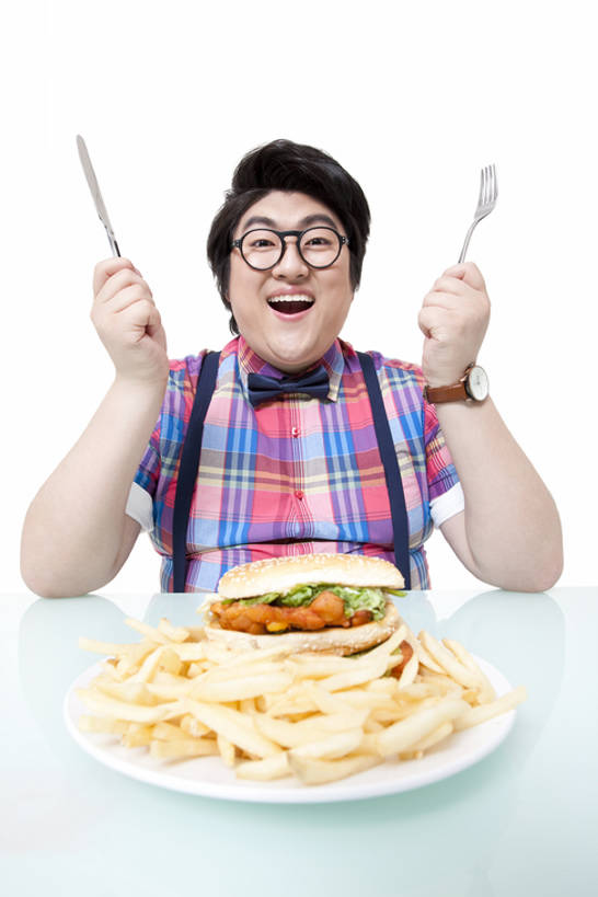 东方人,成年人,一个人,笑,吃,微笑,露齿笑,竖图,白色背景,正面,快乐,兴奋,贪欲,幸福,餐具,吊带,北京,中国,亚洲,仅一个男性,仅一个人,方格,格子,领结,眼镜,食品,拿着,注视,休闲装,汉堡包,炸薯条,饮食,刺激,仅一个年轻男性,盘子,快餐,观察,看,夸张,摄影,影棚,生活方式,观看,察看,享乐,膳食,关注,摄影棚,东亚,男人,男性,年轻男性,亚洲人,中国人,年轻人,半身,彩图,影棚拍摄,拍摄,鸡肉汉堡,暴饮暴食,bj175
