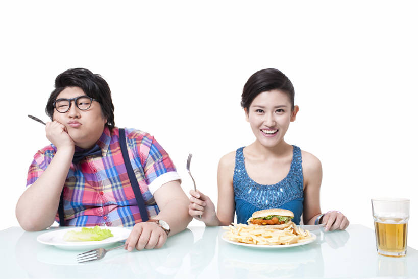 啤酒,东方人,成年人,肥胖,两个人,夫妻,吃,横图,白色背景,正面,爱情,快乐,兴奋,友谊,贪欲,蔬菜,餐具,吊带,北京,中国,亚洲,方格,格子,领结,眼镜,食品,浪漫,拿着,注视,休闲装,汉堡包,炸薯条,饮食,刺激,饮料,绿色,盘子,快餐,观察,看,健康,温暖,温馨,素食,恩爱,恋人,摄影,有机食品,影棚,生活方式,观看,失望,幽默,和睦,察看,膳食,关注,瘦身,摄影棚,反差,饥饿,东亚,节制,异性恋,男人,男性,年轻男性,年轻女性,女人,女性,亚洲人,中国人,年轻人,夫妇,情侣,半身,彩图,影棚拍摄,拍摄,伴侣,融洽,美人,鸡肉汉堡,挨着,饿,暴饮暴食,bj175