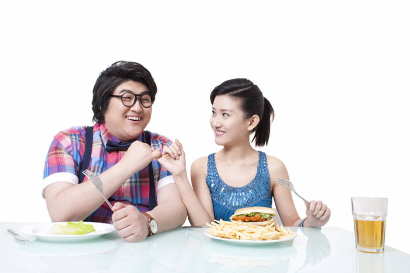 啤酒,东方人,成年人,小指,肥胖,两个人,夫妻,笑,吃,微笑,露齿笑,横图,白色背景,正面,爱情,快乐,兴奋,友谊,信心,蔬菜,餐具,吊带,北京,中国,亚洲,方格,格子,领结,眼镜,食品,浪漫,拿着,休闲装,汉堡包,炸薯条,饮食,刺激,饮料,绿色,盘子,快餐,健康,温暖,温馨,面对面,手指,素食,恩爱,同意,恋人,摄影,有机食品,影棚,生活方式,和睦,膳食,瘦身,摄影棚,宣誓,反差,饥饿,东亚,节制,异性恋,信任,男人,男性,年轻男性,年轻女性,女人,女性,亚洲人,中国人,年轻人,夫妇,情侣,半身,彩图,影棚拍摄,拍摄,伴侣,融洽,美人,鸡肉汉堡,挨着,饿,暴饮暴食,bj175