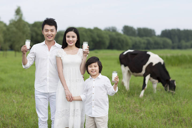 牛奶,东方人,儿童,成年人,三个人,家庭,父母,儿子,农场,站,笑,微笑,露齿笑,横图,室外,正面,衬衫,旅游,度假,快乐,幸福,纯洁,畜牧业,牧场,草地,草坪,美景,杯子,北京,中国,亚洲,握,景观,食品,水瓶,乳牛,郊区,饮品,注视,休闲装,娱乐,饮食,草,树,食物,饮料,小孩,绿色,白色,风景,自然,动物,绿地,夏天,观察,看,站着,享受,休闲,健康,温暖,温馨,一家人,景色,放松,活力,可爱,茂密,亲密,童年,童趣,握着,摄影,有机食品,茂盛,生长,生活方式,观看,吊带裙,和睦,察看,享乐,奶制品,关注,可口,清新,自然风光,肖像,出示,户外活动,童真,东亚,烂漫,无邪,健康食物,陪同,畜牧,牧业,母牛,适口,陪伴,无忧无虑,天真,男孩,男人,男性,年轻男性,年轻女性,女人,女性,亚洲人,中国人,孩子,年轻人,休闲活动,手牵手,站立,彩图,欢乐,黑白花奶牛,融洽,男生,伴随,bj175