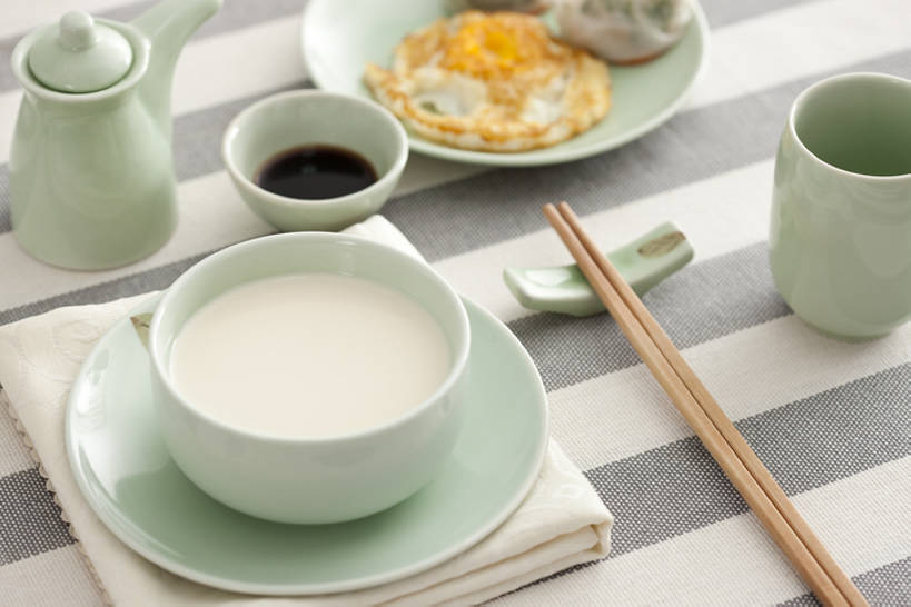 点心,无人,横图,特写,早餐,筷子,桌子,静物,餐具,北京,中国,亚洲,壶,煎蛋,香料,美味,食品,饮品,热,营养,杯,传统,饮食,食物,特产,饮料,排列,盘子,餐巾,茶碟,碗,健康,诱惑,摄影,生活方式,筷子架,便利,风格,简单,膳食,可口,豆奶,中国文化,东亚,热饮,东亚文化,健康食物,适口,彩图,影棚拍摄,传统文化,bj175