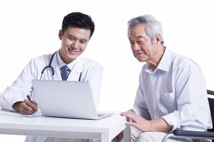 东方人,成年人,老年人,头发,两个人,医生,病人,医院,笑,微笑,露齿笑,横图,室内,留白,抠图,白色背景,正面,制服,快乐,通讯,幸福,笔记本电脑,互联网,技术,北京,中国,亚洲,敲打,握,检查,工作,分析,纸,办公用品,钢笔,休闲装,输入,现代,书桌,文具,白色,轮椅,听诊器,学习用品,医疗用品,打字,医护人员,医疗人员,职业,保养,服务,握着,保健,摄影,生活方式,指导,技巧,希望,点击,敲击,文具用品,权威,体检,医疗,疾病,专心,享乐,脆弱,解释,演说,关爱,出示,手艺,医疗器械,网上冲浪,残疾,医疗工具,东亚,瘫痪,实验服,恢复,陪同,无线电技术,责任,技能,技艺,陪伴,信任,按键,计算机,老年男性,男人,男性,年轻男性,亚洲人,中国人,年轻人,大夫,坐着,半身,彩图,影棚拍摄,欢乐,建议,妙技,本领,门诊部,好消息,家庭护理,体格检查,伴随,诊疗室,bj175