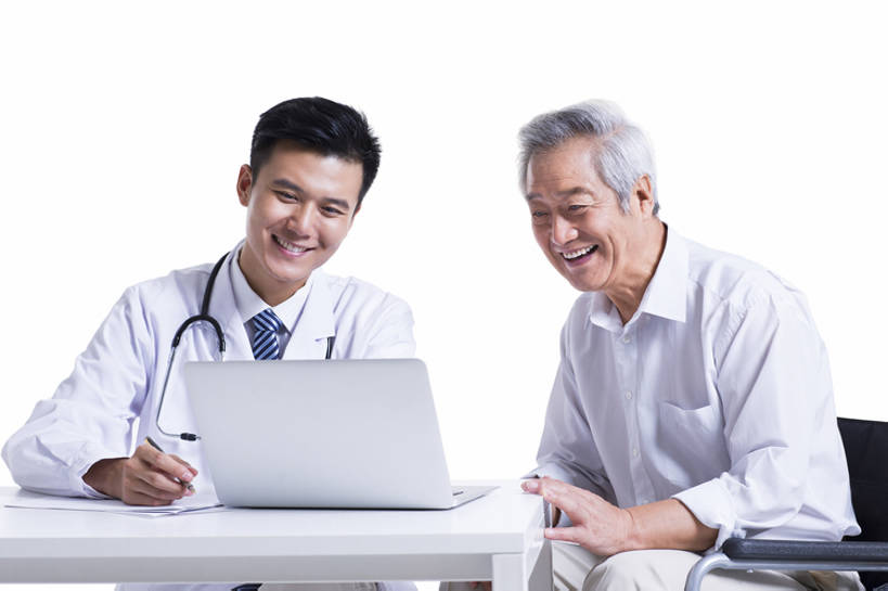 东方人,成年人,老年人,头发,两个人,医生,病人,医院,笑,微笑,露齿笑,横图,室内,留白,抠图,白色背景,正面,制服,快乐,通讯,幸福,笔记本电脑,互联网,技术,北京,中国,亚洲,敲打,握,检查,工作,分析,纸,办公用品,钢笔,休闲装,输入,现代,书桌,文具,白色,轮椅,听诊器,学习用品,医疗用品,打字,医护人员,医疗人员,职业,保养,服务,握着,保健,摄影,生活方式,指导,技巧,希望,点击,敲击,文具用品,权威,体检,医疗,疾病,专心,享乐,脆弱,解释,演说,关爱,出示,手艺,医疗器械,网上冲浪,残疾,医疗工具,东亚,瘫痪,实验服,恢复,陪同,无线电技术,责任,技能,技艺,陪伴,信任,按键,计算机,老年男性,男人,男性,年轻男性,亚洲人,中国人,年轻人,大夫,坐着,半身,彩图,影棚拍摄,欢乐,建议,妙技,本领,门诊部,好消息,家庭护理,体格检查,伴随,诊疗室,bj175