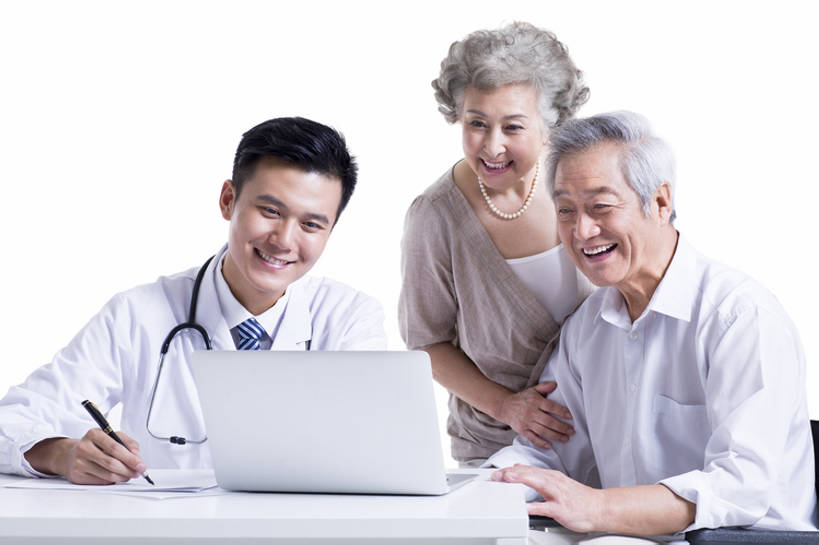 东方人,成年人,老年人,头发,三个人,丈夫,妻子,医生,病人,医院,笑,微笑,露齿笑,横图,室内,留白,抠图,白色背景,正面,制服,快乐,通讯,幸福,笔记本电脑,互联网,技术,北京,中国,亚洲,敲打,握,检查,工作,分析,纸,办公用品,钢笔,休闲装,输入,现代,书桌,文具,白色,听诊器,学习用品,医疗用品,打字,站着,医护人员,医疗人员,职业,保养,亲密,服务,握着,保健,摄影,生活方式,指导,技巧,希望,点击,敲击,文具用品,权威,体检,医疗,疾病,专心,享乐,脆弱,解释,演说,关爱,出示,手艺,医疗器械,网上冲浪,医疗工具,东亚,实验服,恢复,陪同,无线电技术,责任,技能,技艺,陪伴,信任,按键,计算机,老年男性,老年女性,男人,男性,年轻男性,女人,女性,亚洲人,中国人,年轻人,情侣,大夫,坐着,半身,彩图,影棚拍摄,欢乐,建议,妙技,本领,门诊部,好消息,家庭护理,体格检查,伴随,诊疗室,bj175