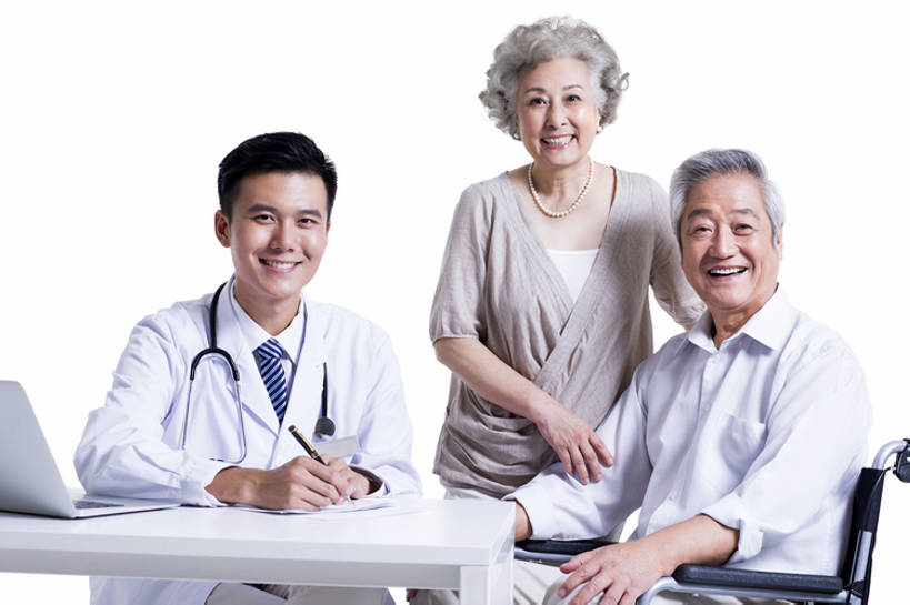 东方人,成年人,老年人,头发,三个人,丈夫,妻子,医生,病人,医院,笑,微笑,露齿笑,横图,室内,留白,抠图,白色背景,正面,制服,快乐,幸福,笔记本电脑,技术,北京,中国,亚洲,握,写,检查,工作,纸,办公用品,钢笔,注视,休闲装,现代,书桌,文具,白色,轮椅,听诊器,学习用品,医疗用品,观察,看,站着,医护人员,医疗人员,职业,保养,亲密,服务,握着,保健,摄影,名牌,生活方式,观看,技巧,希望,文具用品,权威,体检,察看,医疗,疾病,享乐,脆弱,关爱,关注,肖像,手艺,医疗器械,残疾,医疗工具,东亚,瘫痪,实验服,恢复,陪同,责任,技能,技艺,陪伴,信任,老年男性,老年女性,男人,男性,年轻男性,女人,女性,亚洲人,中国人,年轻人,情侣,大夫,坐着,半身,彩图,影棚拍摄,欢乐,妙技,本领,门诊部,好消息,家庭护理,体格检查,伴随,诊疗室,bj175