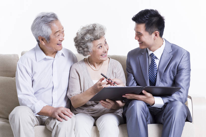 东方人,成年人,老年人,头发,三个人,丈夫,妻子,商务人士,商务男性,办公室,家,客厅,花园,笑,微笑,露齿笑,横图,室内,留白,抠图,白色背景,正面,衬衫,西装,商务,快乐,通讯,幸福,安全,成功,计划,签字,技术,花圃,沙发,北京,中国,亚洲,握,套装,正装,并排,材料,档案,文件,房屋,办公用品,钢笔,领带,文件夹,年轻,休闲装,文具,白色,学习用品,资料,职业,规划,决定,亲密,同意,服务,握着,金融,理财,投资,摄影,生活方式,经济,技巧,合同,文具用品,退休,起居室,享乐,解释,购买,文档,销售,出示,手艺,保险,商务装,选择,贩卖,贸易,工薪阶层,东亚,陪同,一套,技能,技艺,陪伴,老年男性,老年女性,男人,男性,年轻男性,女人,女性,亚洲人,中国人,年轻人,情侣,白领,上班族,小花园,说话,坐着,彩图,影棚拍摄,衬衣,欢乐,建议,妙技,顾问,给予,办公室职员,本领,保险代理人,金融投资顾问,伴随,bj175