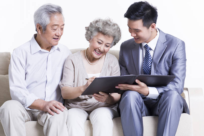 东方人,成年人,老年人,头发,三个人,丈夫,妻子,商务人士,商务男性,办公室,家,客厅,花园,笑,微笑,露齿笑,横图,室内,留白,抠图,白色背景,正面,衬衫,西装,商务,快乐,通讯,幸福,安全,成功,计划,签字,技术,花圃,沙发,北京,中国,亚洲,握,写,套装,正装,并排,材料,档案,文件,房屋,办公用品,钢笔,领带,文件夹,年轻,休闲装,文具,白色,学习用品,资料,职业,规划,决定,亲密,同意,服务,握着,金融,理财,投资,摄影,生活方式,经济,技巧,合同,文具用品,退休,起居室,享乐,购买,文档,销售,出示,手艺,保险,商务装,选择,贩卖,贸易,工薪阶层,东亚,陪同,一套,技能,技艺,陪伴,老年男性,老年女性,男人,男性,年轻男性,女人,女性,亚洲人,中国人,年轻人,情侣,白领,上班族,小花园,坐着,彩图,影棚拍摄,衬衣,欢乐,妙技,顾问,办公室职员,本领,保险代理人,金融投资顾问,伴随,bj175