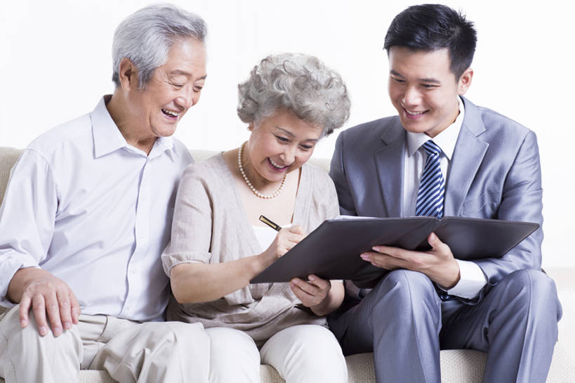 东方人,成年人,老年人,头发,三个人,丈夫,妻子,商务人士,商务男性,办公室,家,客厅,花园,笑,微笑,露齿笑,横图,室内,留白,抠图,白色背景,正面,衬衫,西装,商务,快乐,通讯,幸福,安全,成功,计划,签字,技术,花圃,沙发,北京,中国,亚洲,握,写,套装,正装,并排,材料,档案,文件,房屋,办公用品,钢笔,领带,文件夹,年轻,休闲装,文具,白色,学习用品,资料,职业,规划,决定,亲密,同意,服务,握着,金融,理财,投资,摄影,生活方式,经济,技巧,合同,文具用品,退休,起居室,享乐,购买,文档,销售,出示,手艺,保险,商务装,选择,贩卖,贸易,工薪阶层,东亚,陪同,一套,技能,技艺,陪伴,老年男性,老年女性,男人,男性,年轻男性,女人,女性,亚洲人,中国人,年轻人,情侣,白领,上班族,小花园,坐着,彩图,影棚拍摄,衬衣,欢乐,妙技,顾问,办公室职员,本领,保险代理人,金融投资顾问,伴随,bj175