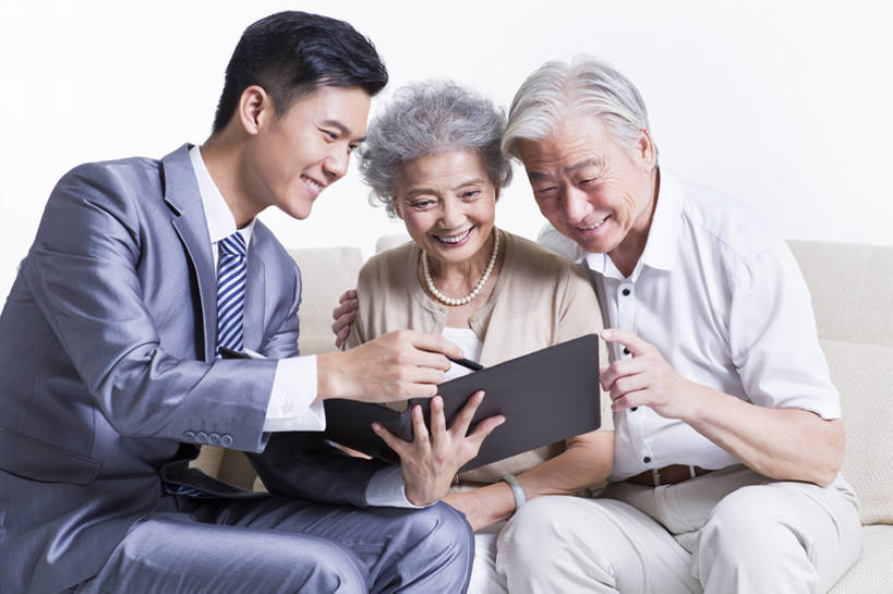 东方人,成年人,老年人,头发,三个人,丈夫,妻子,商务人士,商务男性,办公室,家,客厅,花园,笑,微笑,露齿笑,横图,室内,留白,抠图,白色背景,正面,衬衫,西装,商务,快乐,通讯,幸福,安全,成功,计划,签字,技术,花圃,沙发,北京,中国,亚洲,握,套装,正装,并排,材料,档案,文件,房屋,办公用品,钢笔,领带,文件夹,年轻,休闲装,文具,白色,学习用品,资料,职业,规划,决定,亲密,同意,服务,握着,金融,理财,投资,摄影,生活方式,经济,技巧,合同,文具用品,退休,起居室,享乐,解释,购买,文档,销售,出示,手艺,保险,商务装,选择,贩卖,贸易,工薪阶层,东亚,陪同,一套,技能,技艺,陪伴,老年男性,老年女性,男人,男性,年轻男性,女人,女性,亚洲人,中国人,年轻人,情侣,白领,上班族,小花园,说话,坐着,彩图,影棚拍摄,衬衣,欢乐,建议,妙技,顾问,办公室职员,本领,保险代理人,金融投资顾问,伴随,bj175