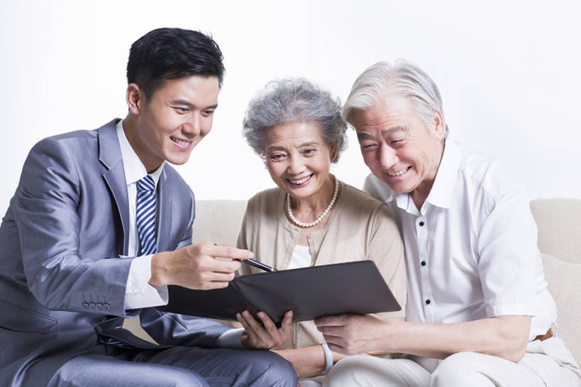 东方人,成年人,老年人,头发,三个人,丈夫,妻子,商务人士,商务男性,办公室,家,客厅,花园,笑,微笑,露齿笑,横图,室内,留白,抠图,白色背景,正面,衬衫,西装,商务,快乐,通讯,幸福,安全,成功,计划,签字,技术,花圃,沙发,北京,中国,亚洲,握,套装,正装,并排,材料,档案,文件,房屋,办公用品,钢笔,领带,文件夹,年轻,休闲装,文具,白色,学习用品,资料,职业,规划,决定,亲密,同意,服务,握着,金融,理财,投资,摄影,生活方式,经济,技巧,合同,文具用品,退休,起居室,享乐,解释,购买,文档,销售,出示,手艺,保险,商务装,选择,贩卖,贸易,工薪阶层,东亚,陪同,一套,技能,技艺,陪伴,老年男性,老年女性,男人,男性,年轻男性,女人,女性,亚洲人,中国人,年轻人,情侣,白领,上班族,小花园,说话,坐着,彩图,影棚拍摄,衬衣,欢乐,建议,妙技,顾问,办公室职员,本领,保险代理人,金融投资顾问,伴随,bj175