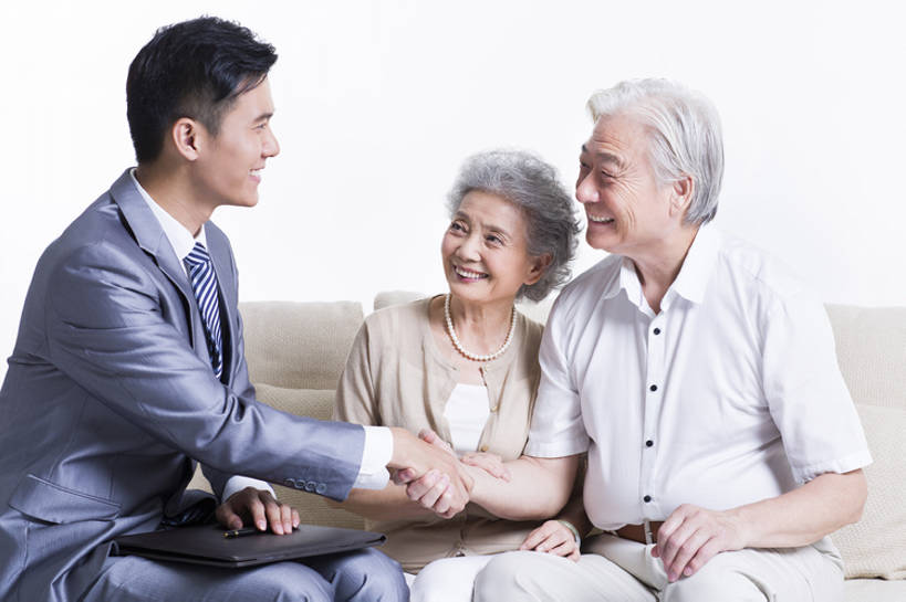 东方人,成年人,老年人,头发,三个人,丈夫,妻子,商务人士,商务男性,办公室,家,客厅,花园,握手,笑,微笑,露齿笑,横图,室内,留白,抠图,白色背景,正面,衬衫,西装,商务,讨论,快乐,通讯,幸福,安全,成功,计划,技术,花圃,沙发,北京,中国,亚洲,握,套装,正装,材料,档案,文件,房屋,办公用品,钢笔,领带,文件夹,年轻,休闲装,文具,白色,学习用品,资料,职业,面对面,规划,决定,亲密,同意,服务,握着,金融,理财,投资,摄影,生活方式,经济,技巧,合同,文具用品,退休,起居室,享乐,购买,文档,销售,手艺,保险,商务装,选择,贩卖,贸易,工薪阶层,东亚,陪同,一套,责任,技能,技艺,陪伴,信任,老年男性,老年女性,男人,男性,年轻男性,女人,女性,亚洲人,中国人,年轻人,情侣,白领,上班族,小花园,说话,坐着,彩图,影棚拍摄,衬衣,欢乐,妙技,顾问,办公室职员,本领,保险代理人,金融投资顾问,伴随,bj175